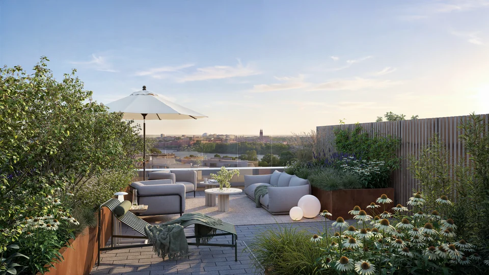 Privat takterrass med sittgrupper, planteringar och utsikt över Stockholm