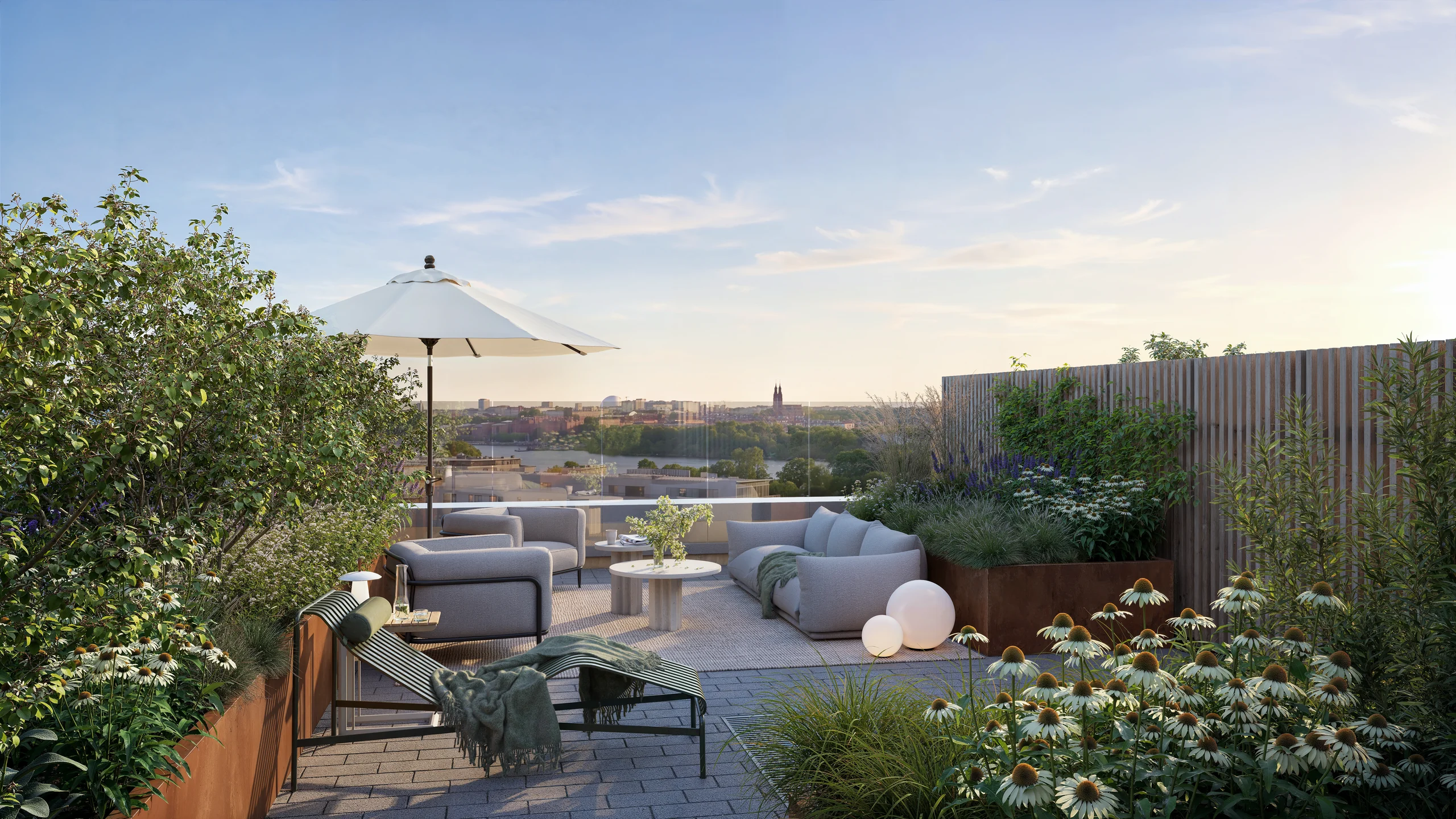 Privat takterrass med sittgrupper, planteringar och utsikt över Stockholm